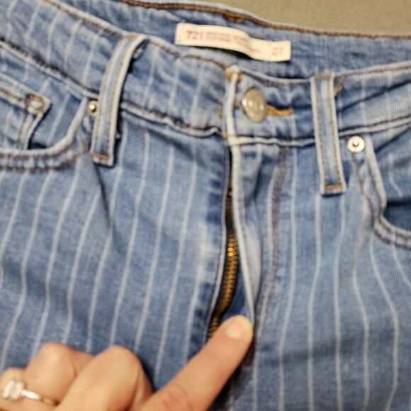 Levi's Women's High Rise Jeans - Blue and White - Picture 11 of 13
